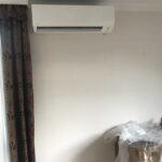 Nástěnná klimatizace Daikin umístěná pod stropem v interiéru
