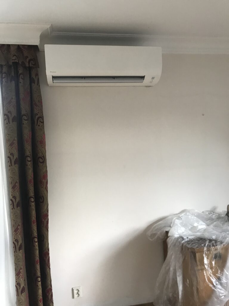 Nástěnná klimatizace Daikin umístěná pod stropem v interiéru
